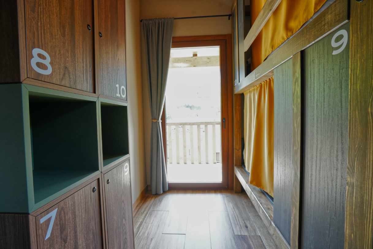 Cama en habitación femenina